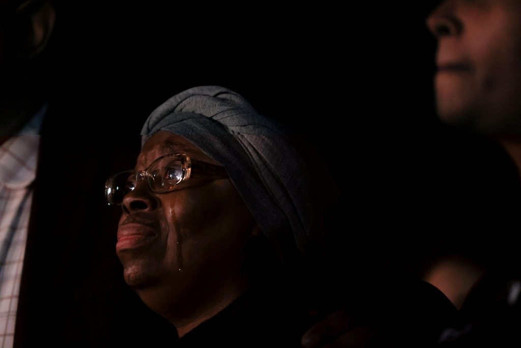 Matka Elijaha Sheneen McClainová reaguje po tom, čo porota vyhlásila vinný verdikt za zabitie z nedbanlivosti pre dvoch záchranárov, ktorí v roku 2019 injikovali jej synovi Elijahovi McClainovi, neozbrojenému černochovi, ketamín po tom, čo ho zadržala polícia. FOTO: REUTERS