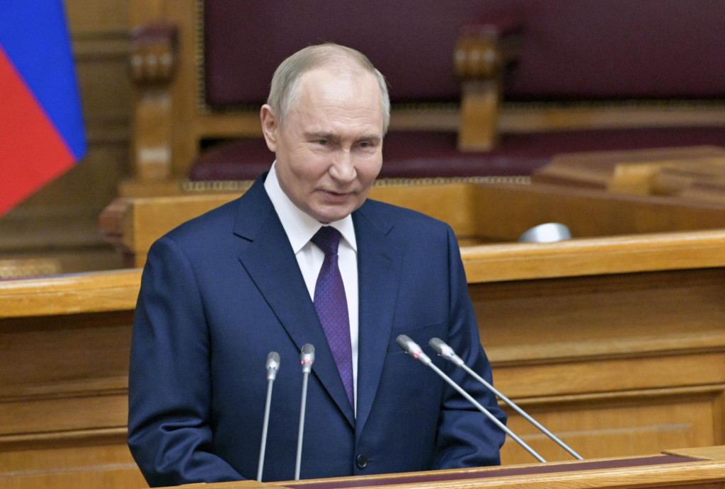 Ruský prezident Vladimir Putin reční počas zasadnutia Rady zákonodarcov Ruska pod Federálnym zhromaždením Ruskej federácie v paláci Tauride v Petrohrade. FOTO: TASR/AP