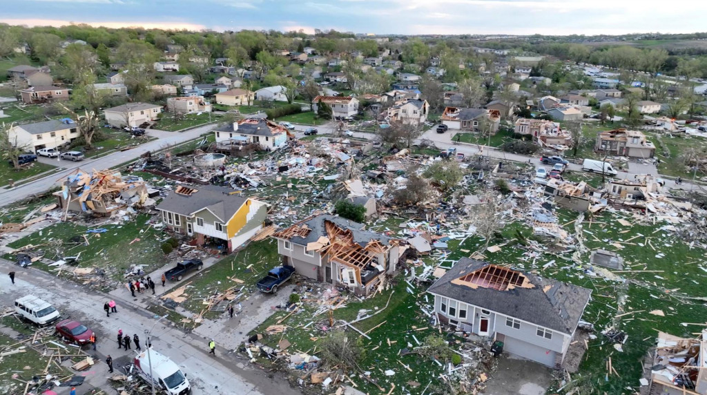 Pohľad z dronu ukazuje núdzový personál pracujúci na mieste poškodených budov v dôsledku tornáda v Omahe v Nebraske. FOTO: REUTERS
