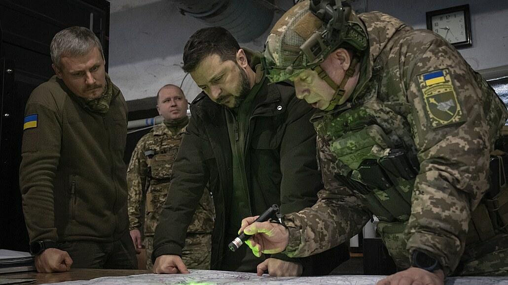 Situácia na fronte sa pre Ukrajinu zhoršila, Rusi prebrali iniciatívu, tvrdí Syrskyj