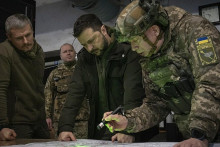 Volodymyr Zelenskyj a Oleksandr Syrskyj študujú mapu bojiska. FOTO: TASR/AP