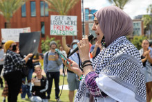Študenti sa zhromažďujú na propalestínskom proteste uprostred pokračujúceho konfliktu medzi Izraelom a palestínskym islamistickým hnutím Hamas na Arizonskej štátnej univerzite v Tempe. FOTO: Reuters