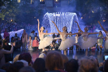 Slávnostné uvedenie Spievajúcej fontány do života v novom šate a predstavenie všetkých noviniek, ktorými disponuje v sobotu večer na Hlavnej ulici v Košiciach. FOTO: TASR/Roman Hanc