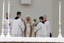 Uprostred pápež Františekcelebruje svätú omšu na Námestí svätého Marka v Benátkach. FOTO: TASR/AP