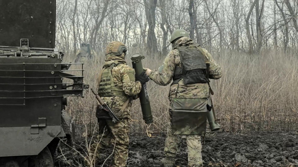 Ruskí vojaci spustili paľbu z plameňometov na ukrajinské pozície. FOTO: TASR/AP