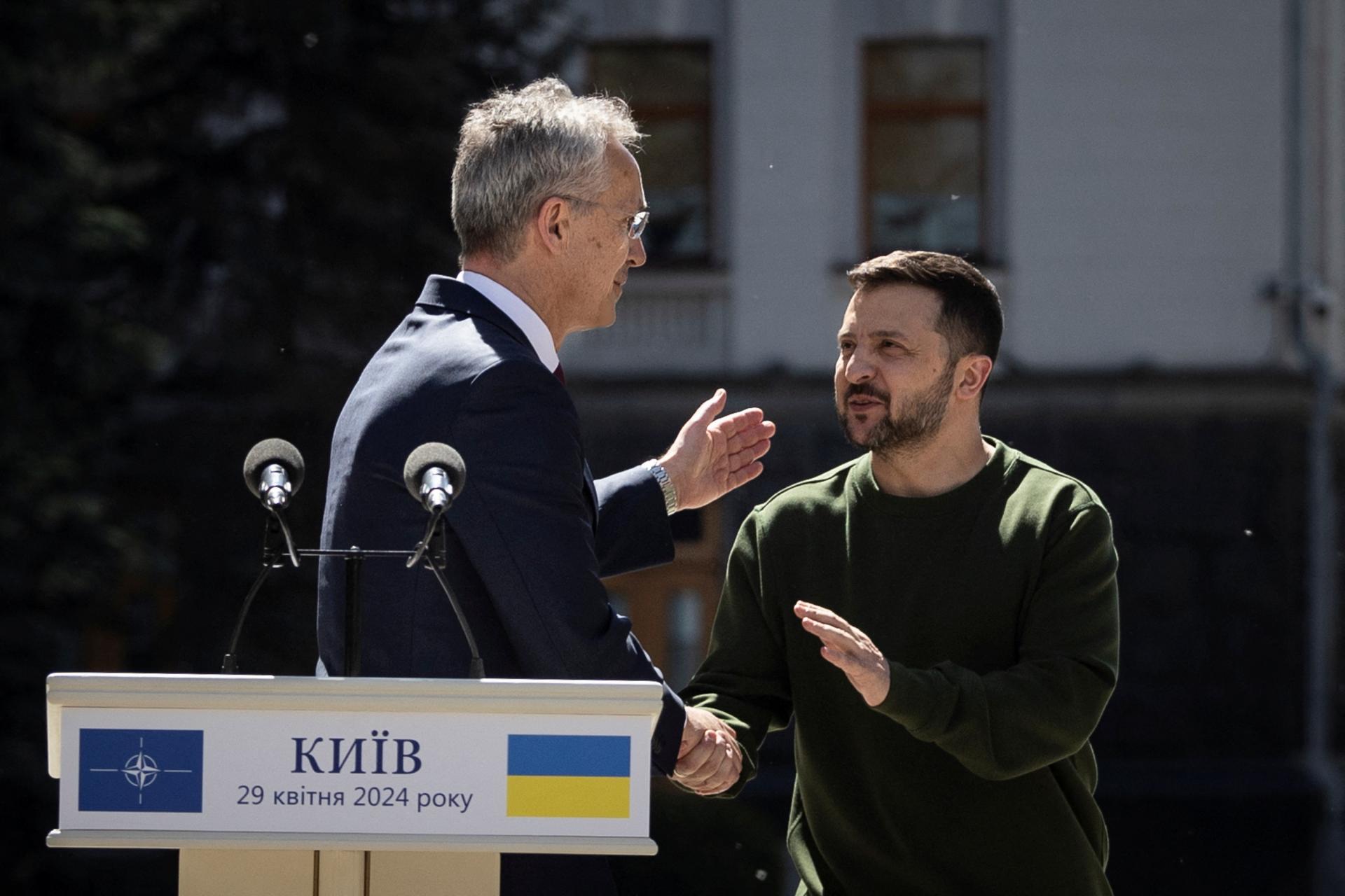 Šéf NATO prišiel do Kyjeva, Zelenskyj vyzýval na urýchlenie dodávok pomoci 