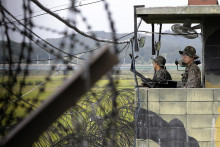 Juhokórejskí vojaci hliadkujú pri hranici v severokórejskej dedine Panmundžom. FOTO: Reuters