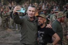Starosta Kyjeva Vitali Kličko sa odfotil s vojakom práporu Svoboda z elitnej brigády „Rubiz“ Národnej gardy Ukrajiny pred slávnostným odovzdávaním cien bojovníkom, ktorí sa nedávno vrátili z frontovej línie v oblasti Bachmut. FOTO: Reuters
