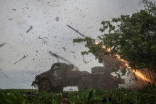 Ukrajinskí príslušníci 25. samostatnej výsadkovej brigády ozbrojených síl Ukrajiny vystrelili z viacnásobného odpaľovacieho raketového systému BM-21 Grad na ruské jednotky. FOTO: Reuters
