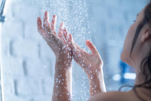 Častým sprchovaním zaťažuješ svoju pokožku.