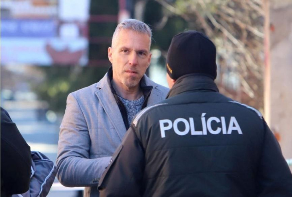 Bohuš Garbár pred budovou Špecializovaného trestného súdu v Banskej Bystrici. FOTO: TASR/Ján Krošlák