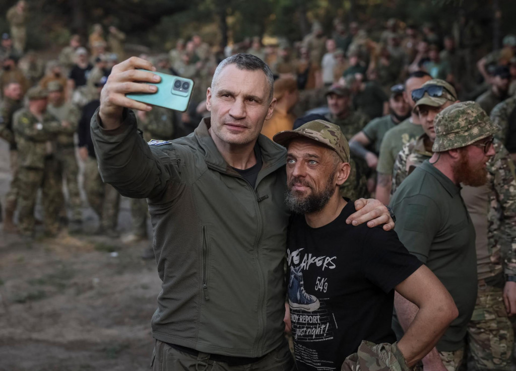 Starosta Kyjeva Vitali Kličko sa odfotil s vojakom práporu Svoboda z elitnej brigády „Rubiz“ Národnej gardy Ukrajiny pred slávnostným odovzdávaním cien bojovníkom, ktorí sa nedávno vrátili z frontovej línie v oblasti Bachmut. FOTO: Reuters