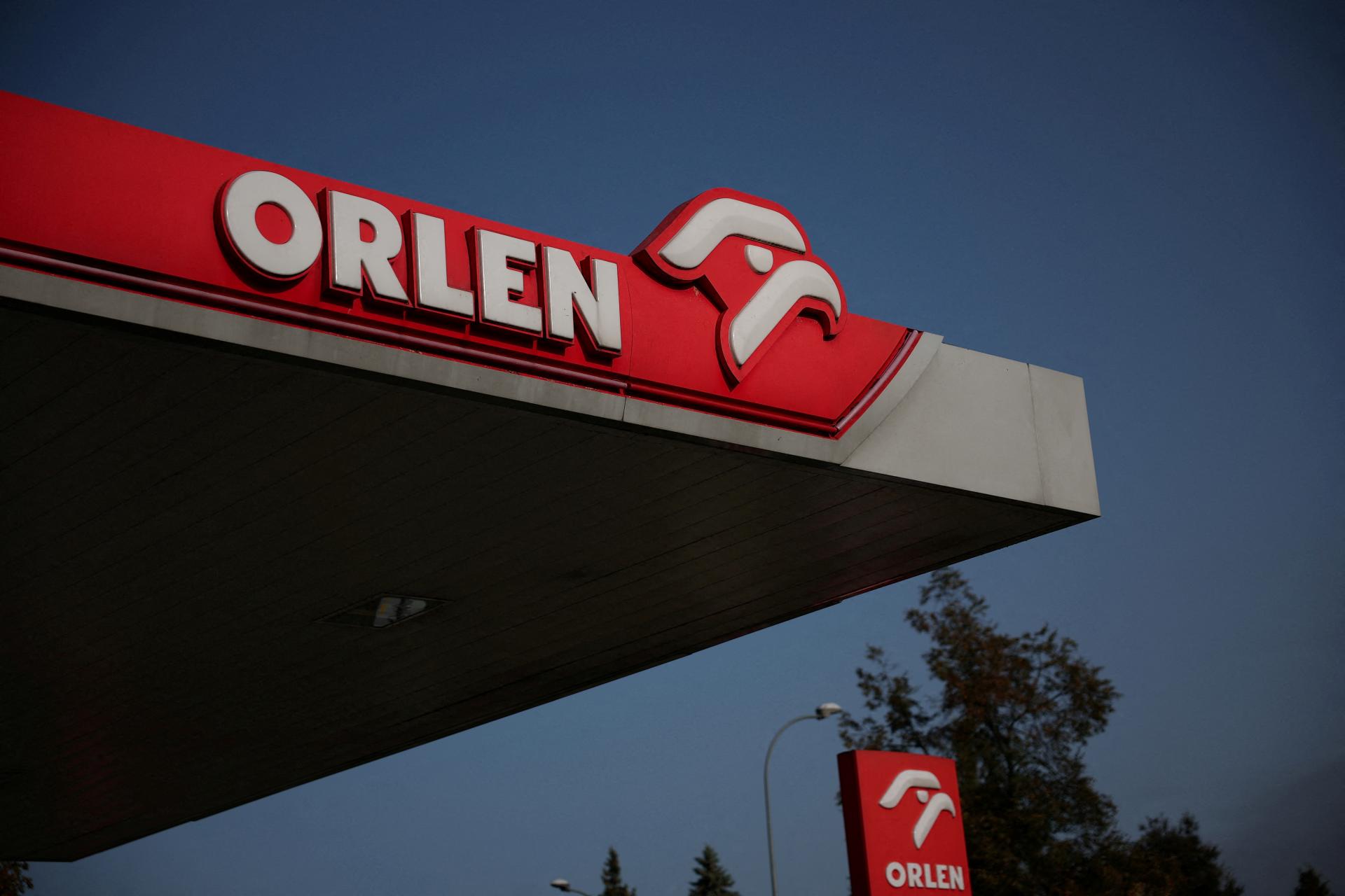 Poľská prokuratúra vyšetruje Orlen kvôli prevodu peňazí na švajčiarsku divíziu, zaoberá sa aj znižovaním cien