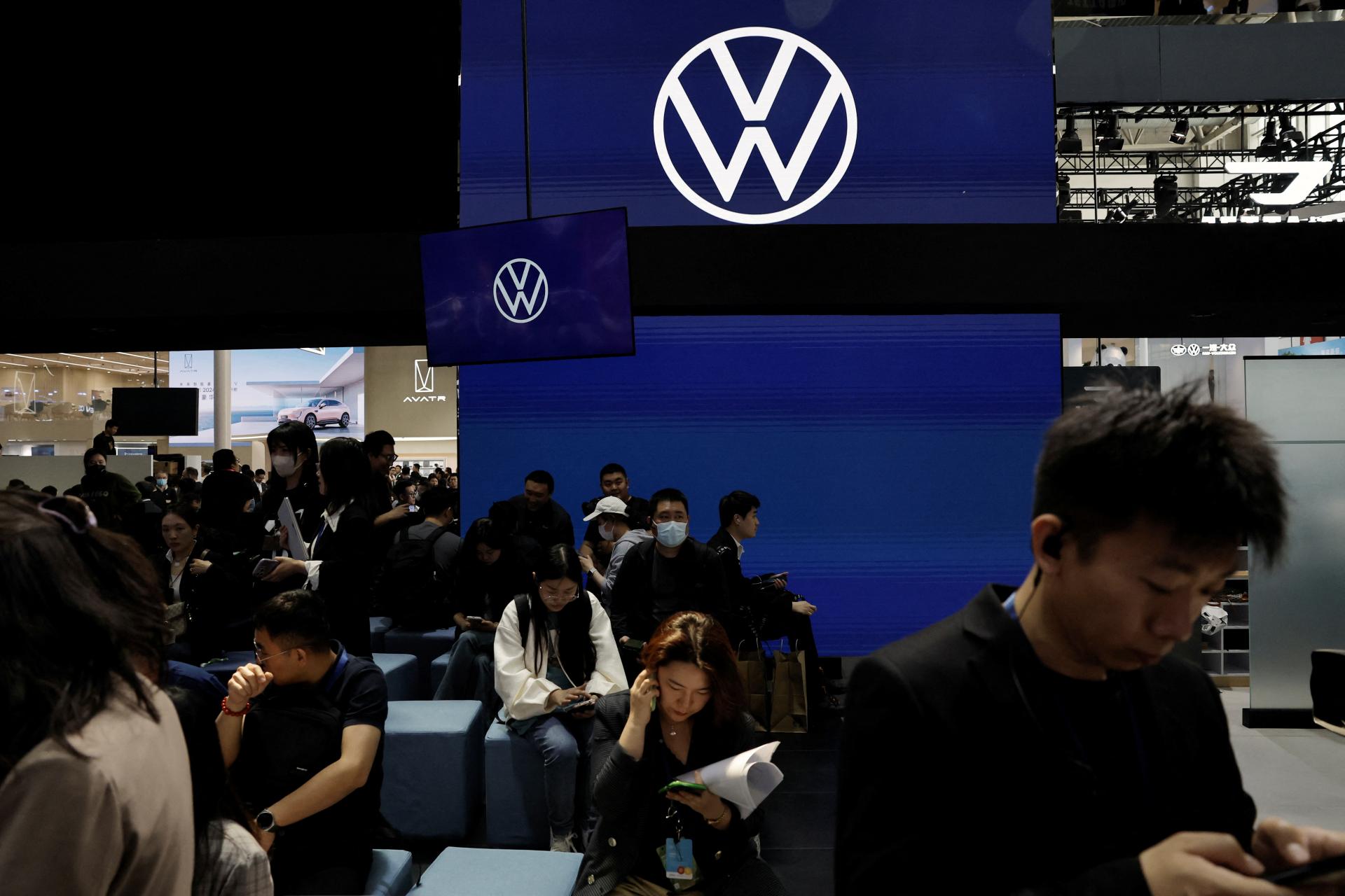 Skupine Volkswagen klesol prevádzkový zisk aj predaj áut
