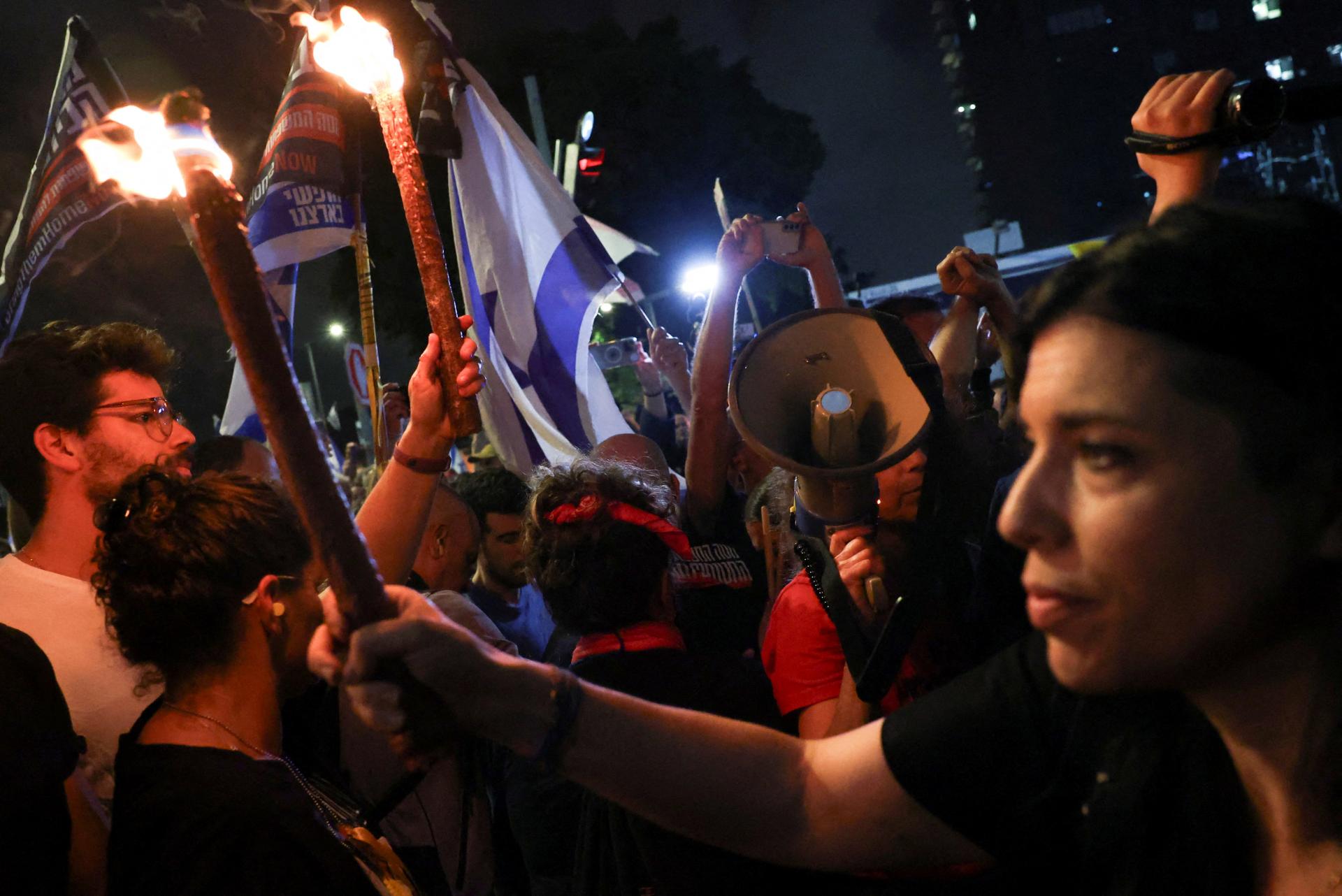 Tisíce ľudí demonštrovali v Tel Avive za prepustenie rukojemníkov aj prímerie