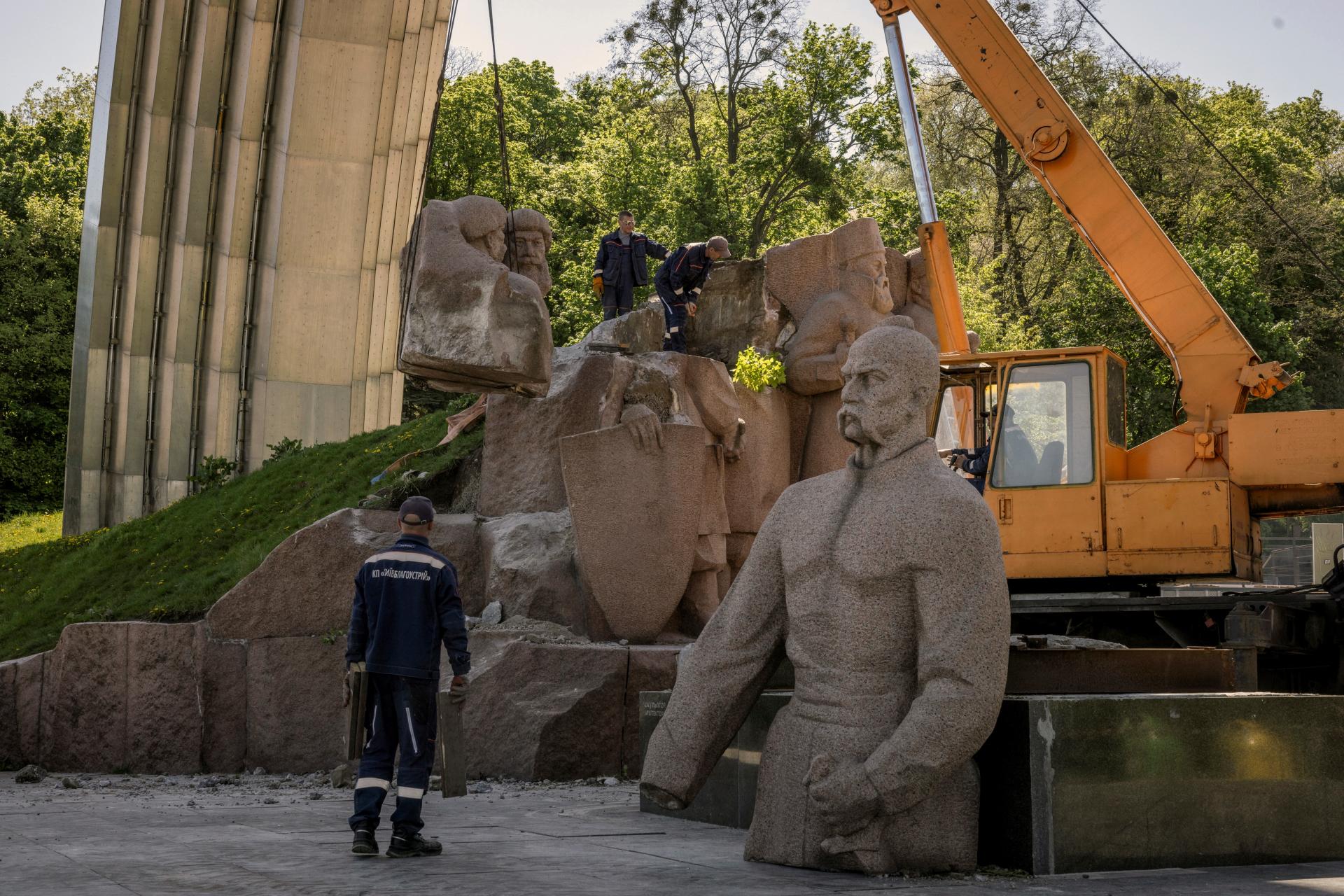 Kyjev odstraňuje sovietsky pomník, ktorý pripomína priateľstvo s Ruskom