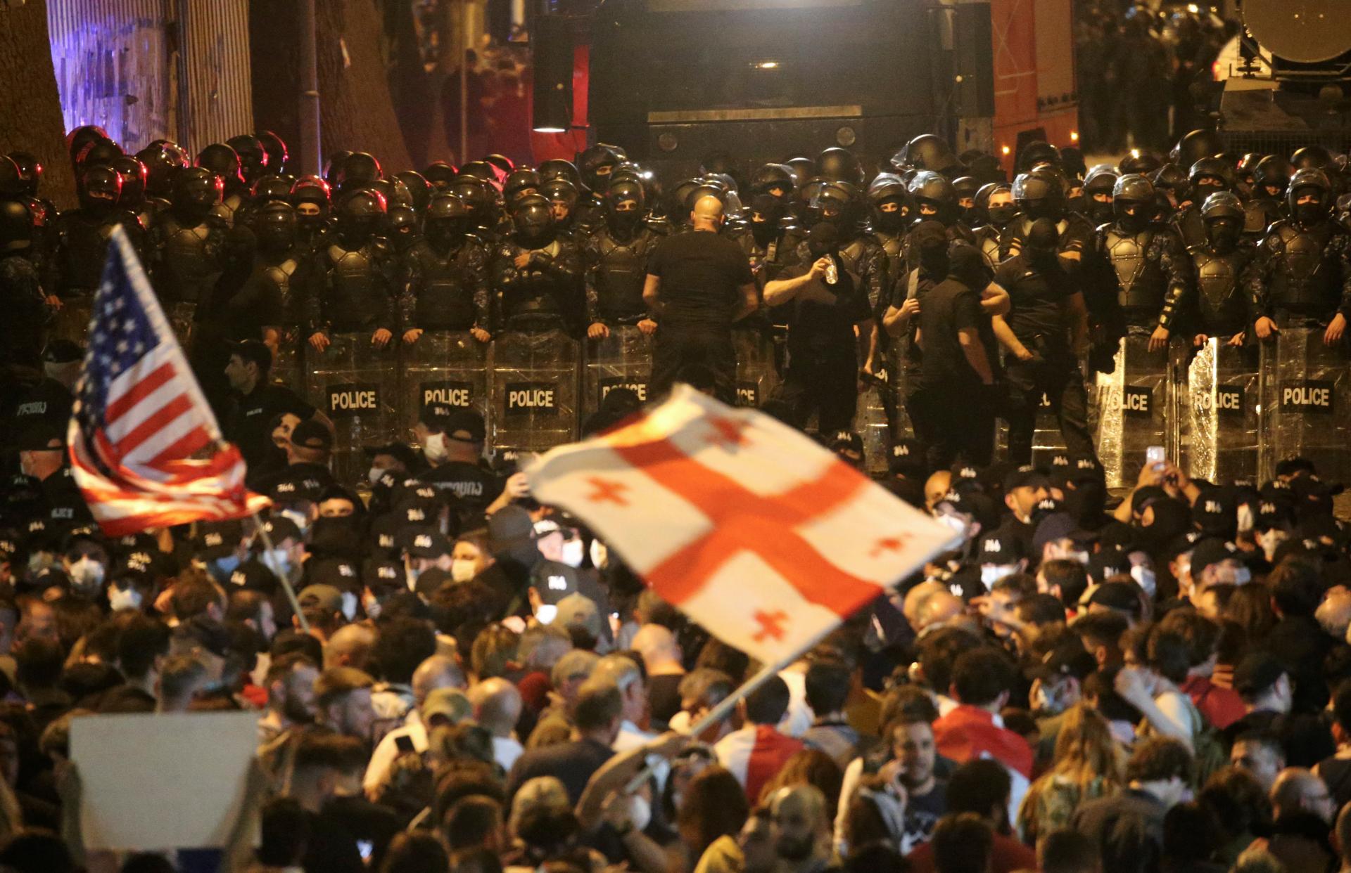 Protesty v Gruzínsku: Polícia použila proti demonštrantom v Tbilisi slzotvorný plyn