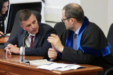 Boris Beňa, vpravo jeho obhajca Peter Kubina.

FOTO: TASR/Ondrej Hercegh