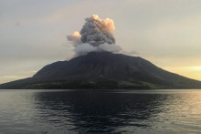 Sopka Mount Ruang chrlí sopečný popol, 19. apríla 2024. FOTO: Reuters