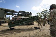 Seržant pomáha naložiť americké rakety ATACMS na raketový systém HIMARS. ILUSTRAČNÉ FOTO: TASR/AP