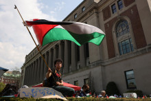 Študent máva vlajkou počas pochodu v kampuse Kolumbijskej univerzity na podporu Palestínčanov. FOTO: Reuters