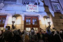 Demonštranti pred Hamilton Hall Kolumbijskej univerzity. FOTO: Reuters