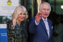 Britský kráľ Charles a kráľovná Camilla navštívili zdravotnícke zariadenie v Londýne, ktoré sa špecializuje na liečbu rakoviny. FOTO: Reuters