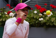 Poľská tenistka Iga Swiateková sa raduje v zápase proti Brazílčanke Beatriz Haddadovej Maiovej vo štvrťfinále dvojhry na turnaji WTA v Madride. FOTO: TASR/AP