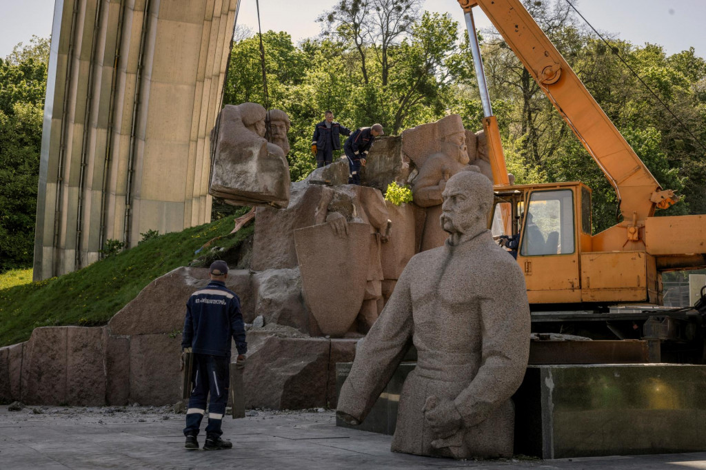 Robotníci rozoberajú sochy zo sovietskej éry, ktoré predstavovali sľub vernosti kozákov ruskému cárovi zo 17. storočia. FOTO: Reuters