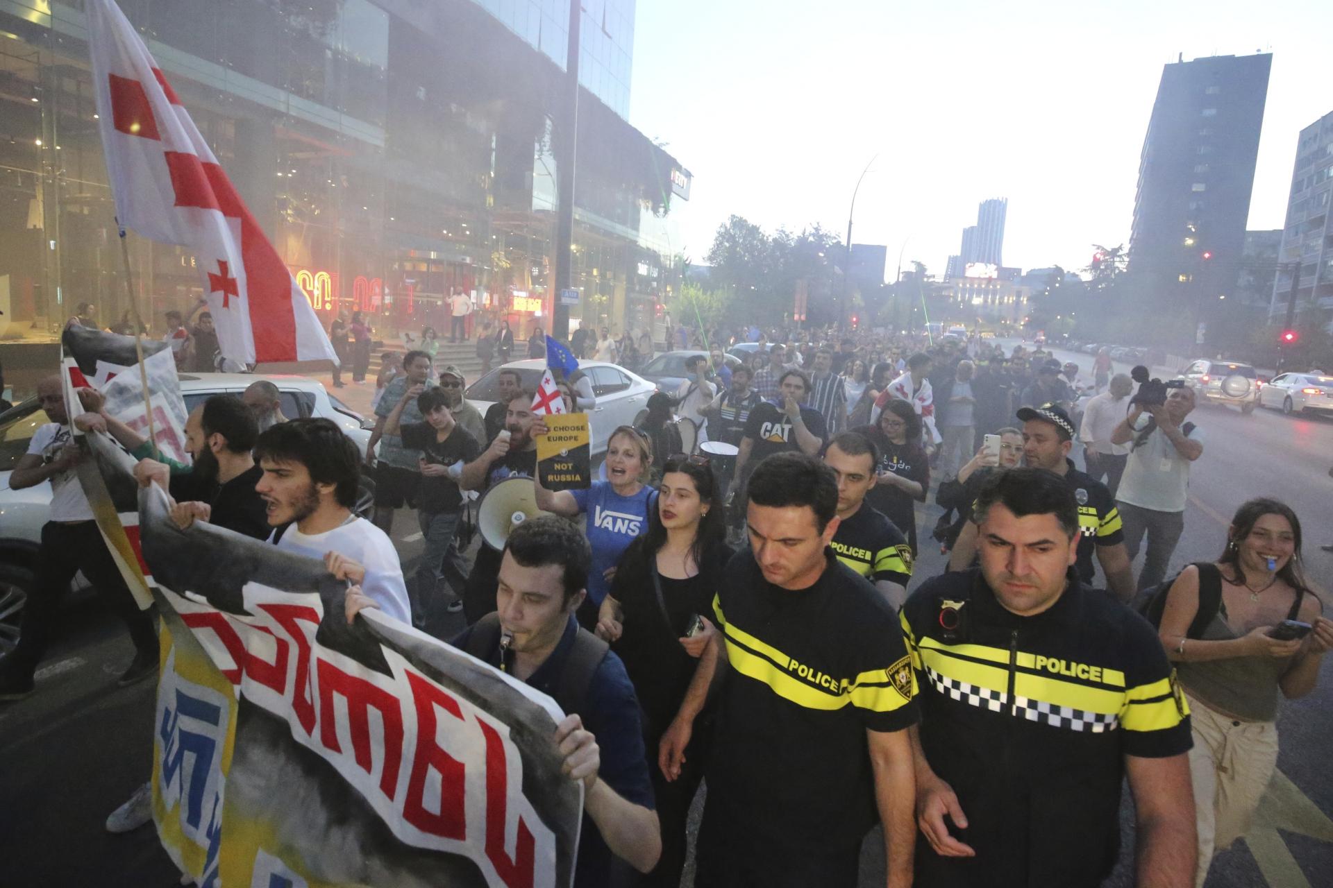Gruzínska polícia počas protivládnych protestov proti zadržala aj lídra opozície