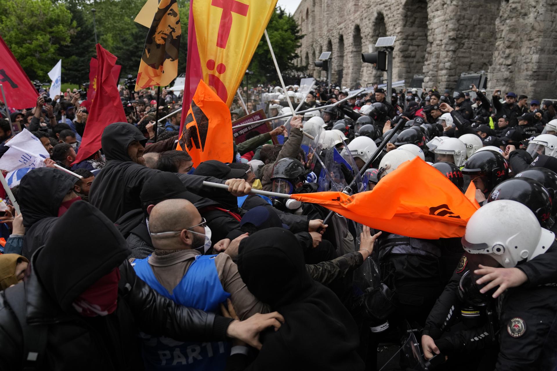 Polícia v Istanbule zadržala vyše dvesto ľudí, ktorí sa pokúšali dostať na Taksim