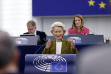 Predsedníčka Európskej komisie Ursula von der Leyenová počas prejavu na slávnostnom ceremoniáli pri príležitosti 20. výročia rozšírenia EÚ. FOTO: TASR/AP