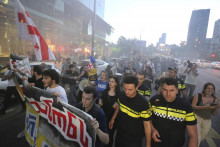 Opoziční demonštranti pochodujú na protest proti „ruskému zákonu“ v gruzínskom Tbilisi. FOTO: TASR/AP