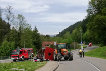 Záchranári stoja pri prevrátenej traktorom ťahanej vlečke v blízkosti mesta Kandern na juhozápade Nemecka. FOTO: TASR/DPA