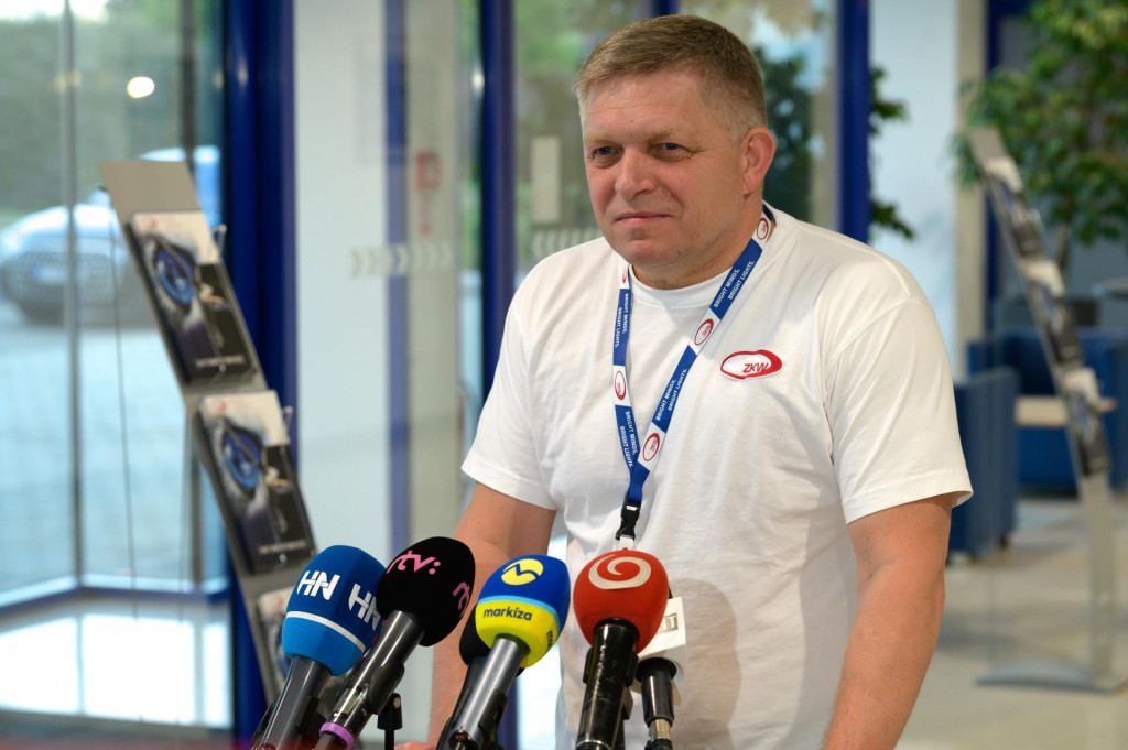 Na snímke predseda vlády Robert Fico počas tlačovej konferencie po odpracovaní nočnej zmeny v závode ZKW Slovakia.

FOTO: TASR/H. Mišovič