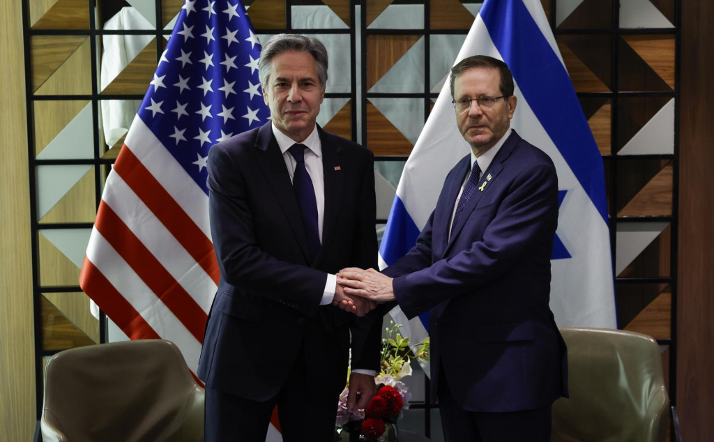 Americký minister zahraničných vecí Antony Blinken (vľavo) a izraelský prezident Jicchak Herzog pózujú počas stretnutia v Tel Avive. FOTO: TASR/AP

