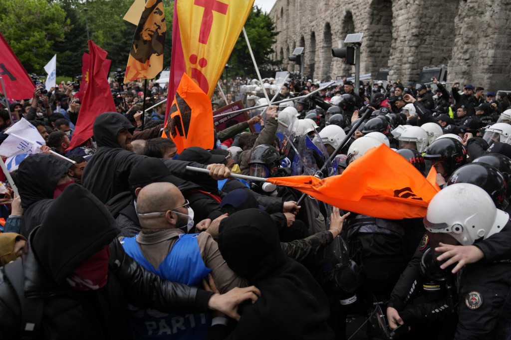 Demonštranti počas potýčky s policajtmi pri príležitosti osláv Sviatku práce v Istanbule. FOTO: TASR/AP