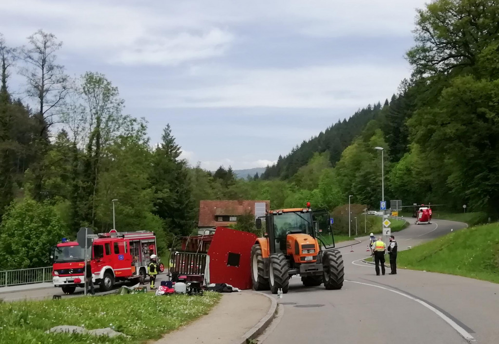 Záchranári stoja pri prevrátenej traktorom ťahanej vlečke v blízkosti mesta Kandern na juhozápade Nemecka. FOTO: TASR/DPA