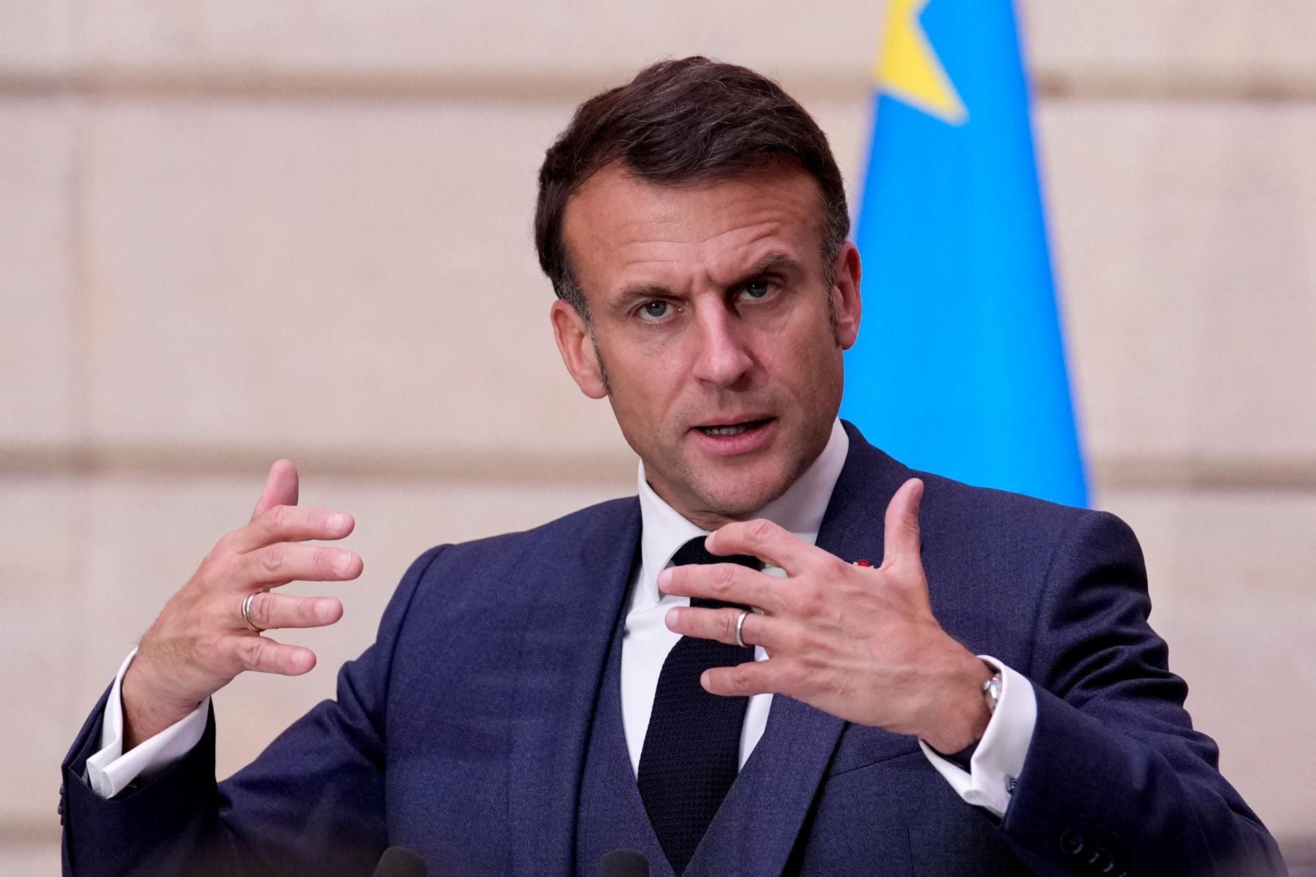 Ak by Rusko prelomilo front, je možné vyslať na Ukrajinu vojakov, vyhlásil Macron