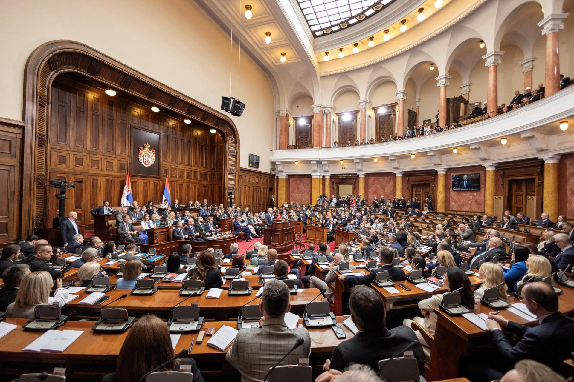 Srbský parlament potvrdil novú vládu. Na niektorých ministrov sú uvalené sankcie, majú vzťahy s Ruskom