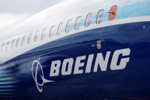 Logo Boeingu na bočnej strane Boeingu 737 MAX. FOTO: Reuters