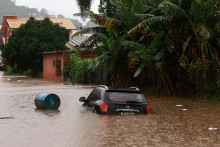 Zaplavená cesta pri rieke Taquari počas silných dažďov v meste Encantado v Rio Grande do Sul. FOTO: Reuters