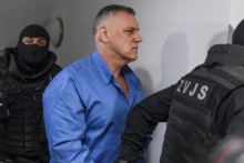 Odsúdený Mikuláš Černák prichádza na súd v Piešťanoch. FOTO: TASR/Jaroslav Novák