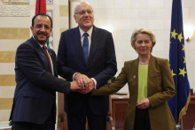 Cyperský prezident Nikos Christodoulides a predsedníčka Európskej komisie Ursula von der Leyenová sa stretli s dočasným libanonským premiérom Nadžíbom Mikátíom. FOTO: Reuters