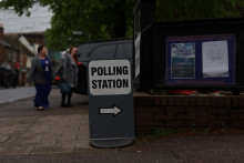 Ľudia prichádzajú do volebnej miestnosti v Rickmansworthe v Británii. FOTO: Reuters