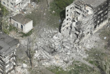 Zábery z dronu ukazujú skazu v Časiv Jari. FOTO: TASR/AP