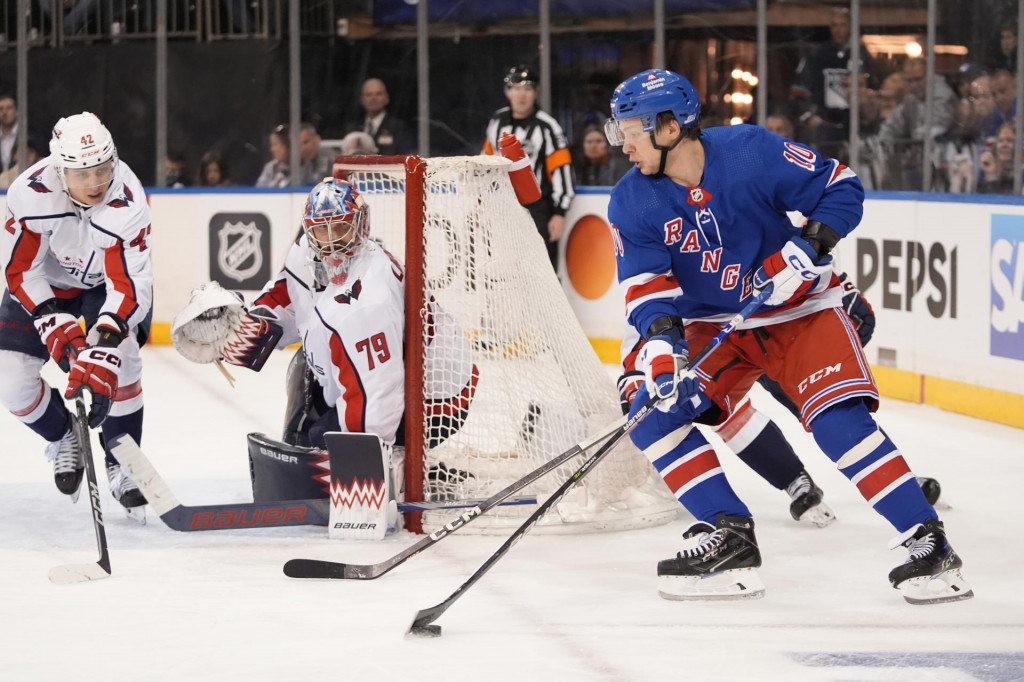 Brankár Charlie Lindgren z Washingtonu Capitals a jeho spoluhráč Martin Fehérváry v akcii proti Artemimu Panarinovi z New Yorku Rangers počas druhého zápasu 1. kola play off NHL zámorskej NHL New York Rangers - Washington Capitals. FOTO: TASR/AP