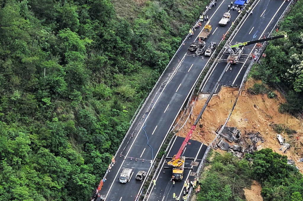 Príslušníci záchranných zložiek zasahujú po zrútení časti diaľnice v juhočínskej provincii Kuang-tung. FOTO: TASR/AP