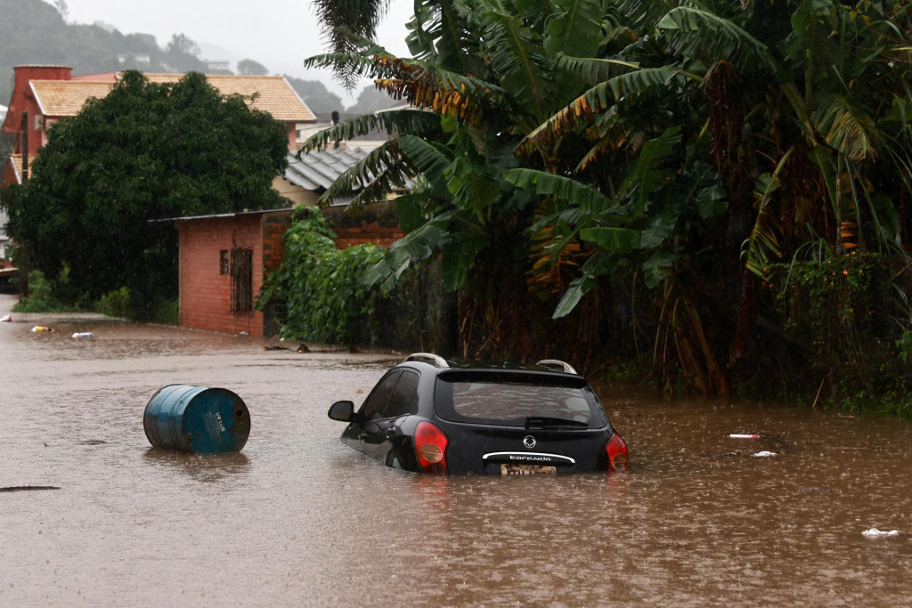 Zaplavená cesta pri rieke Taquari počas silných dažďov v meste Encantado v Rio Grande do Sul. FOTO: Reuters