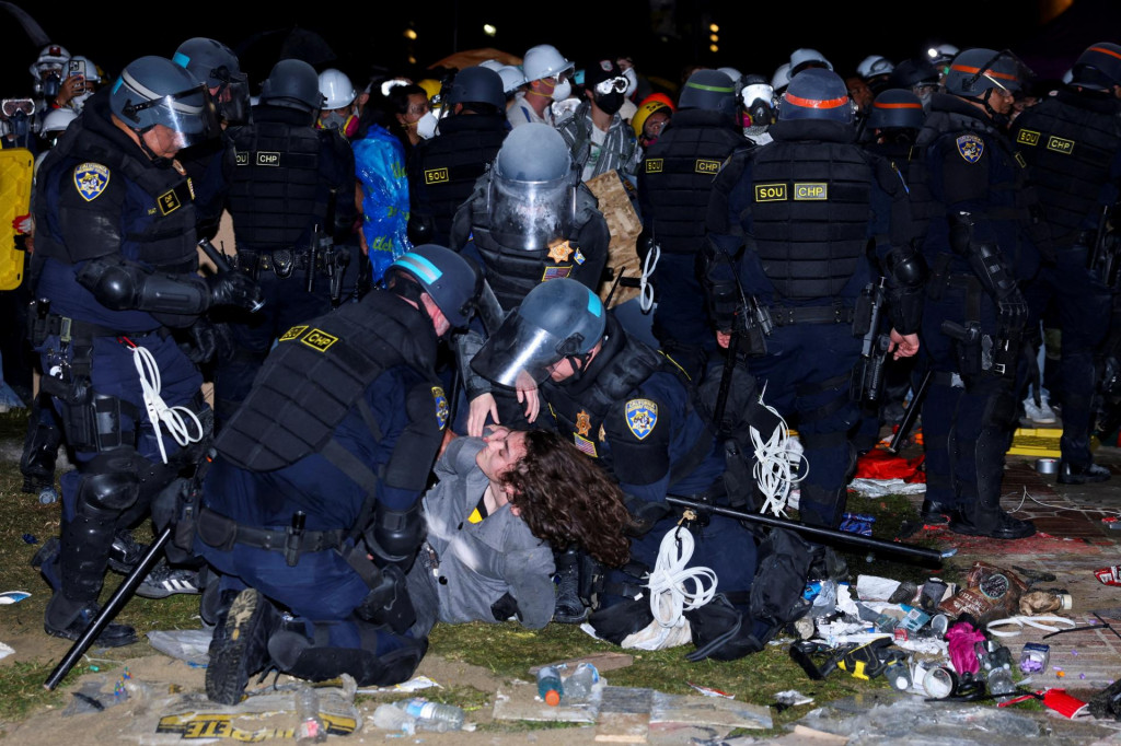 Policajti zadržali demonštranta na Kalifornskej univerzite v Los Angeles počas propalestínskeho protestu. FOTO: Reuters